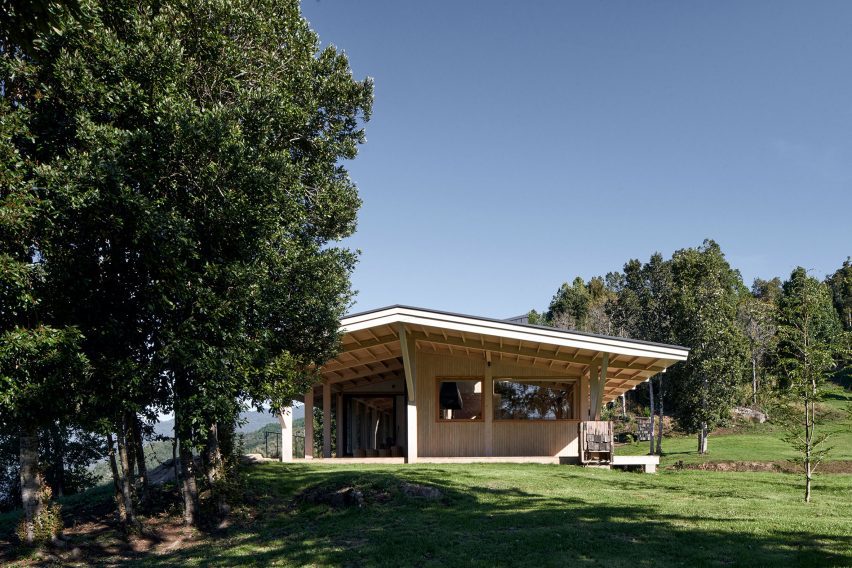 Exterior of Casa Granic by Tomas de Iruarrizaga by a lake in Chile