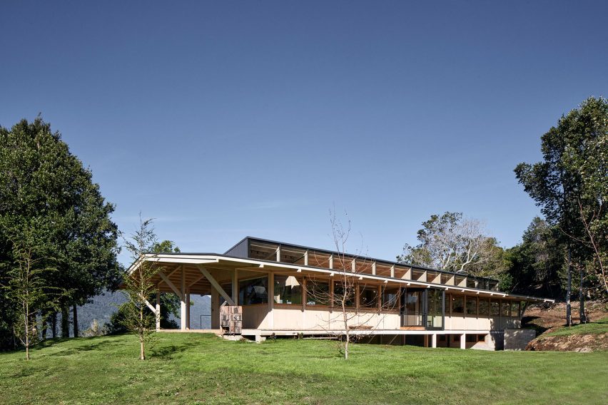Exterior of Casa Granic by Tomas de Iruarrizaga by a lake in Chile