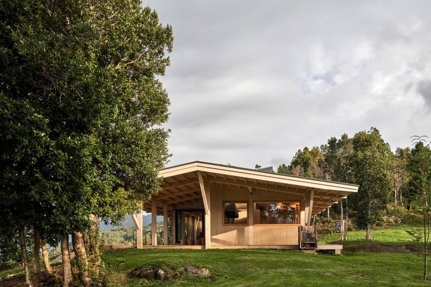 Exterior of Casa Granic by Tomas de Iruarrizaga by a lake in Chile