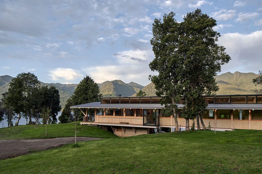 Exterior of Casa Granic by Tomas de Iruarrizaga by a lake in Chile