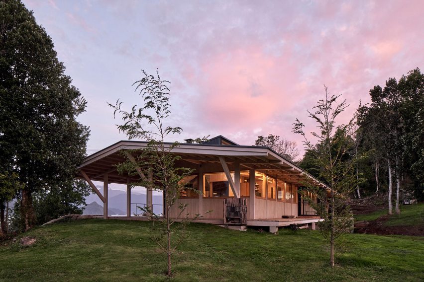 Exterior of Casa Granic by Tomas de Iruarrizaga by a lake in Chile