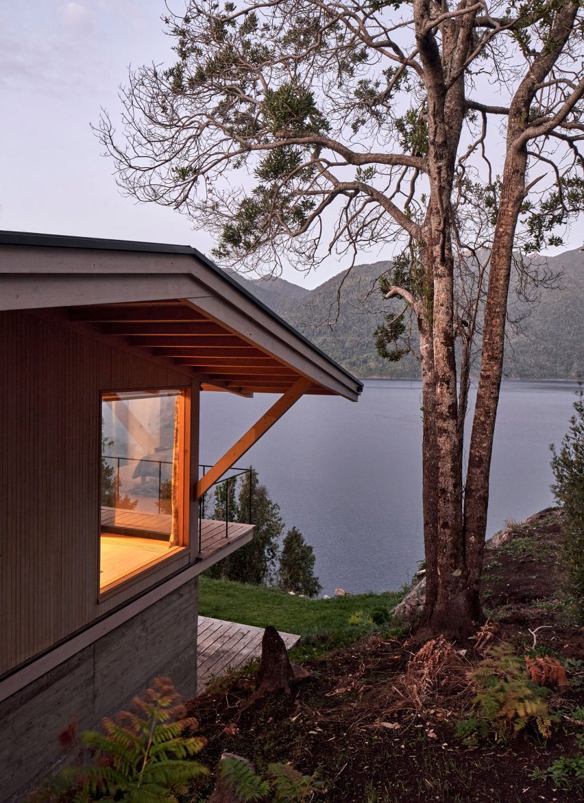 Exterior of Casa Granic by Tomas de Iruarrizaga by a lake in Chile