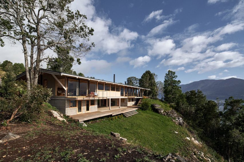 Exterior of Casa Granic by Tomas de Iruarrizaga on a hillside in Chile