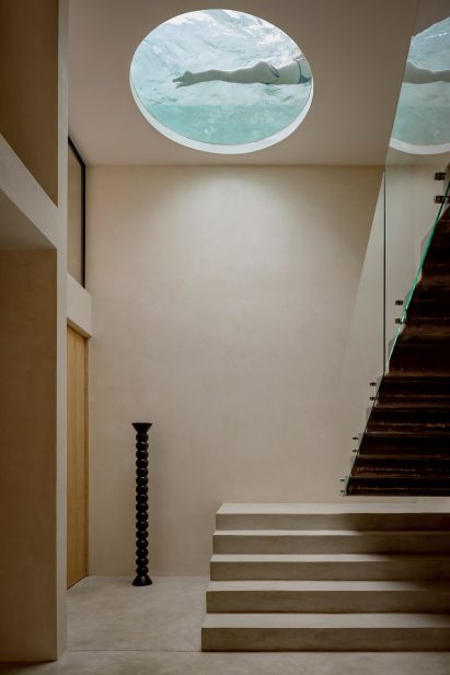 Circular swimming pool seen from the entrance of Mexican holiday home Villa Cava