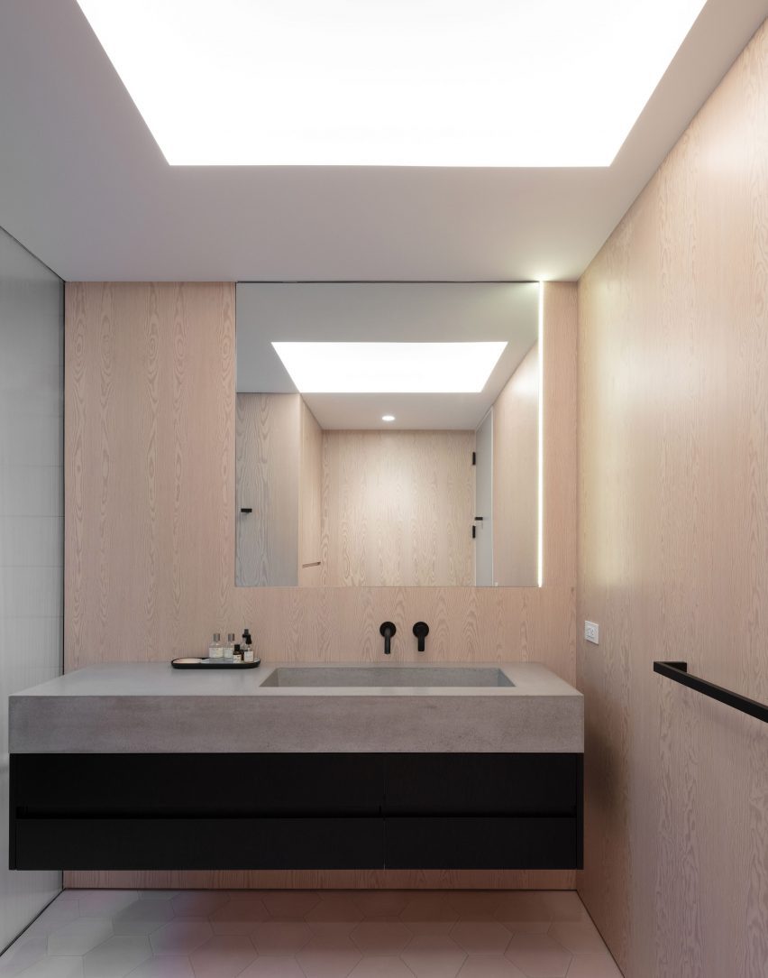 Interior bathroom at the New York farmhouse by Worrell Yeung