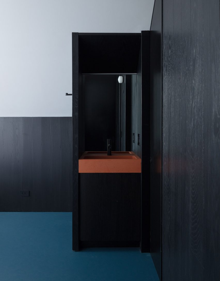 Interior bathroom at the New York farmhouse by Worrell Yeung