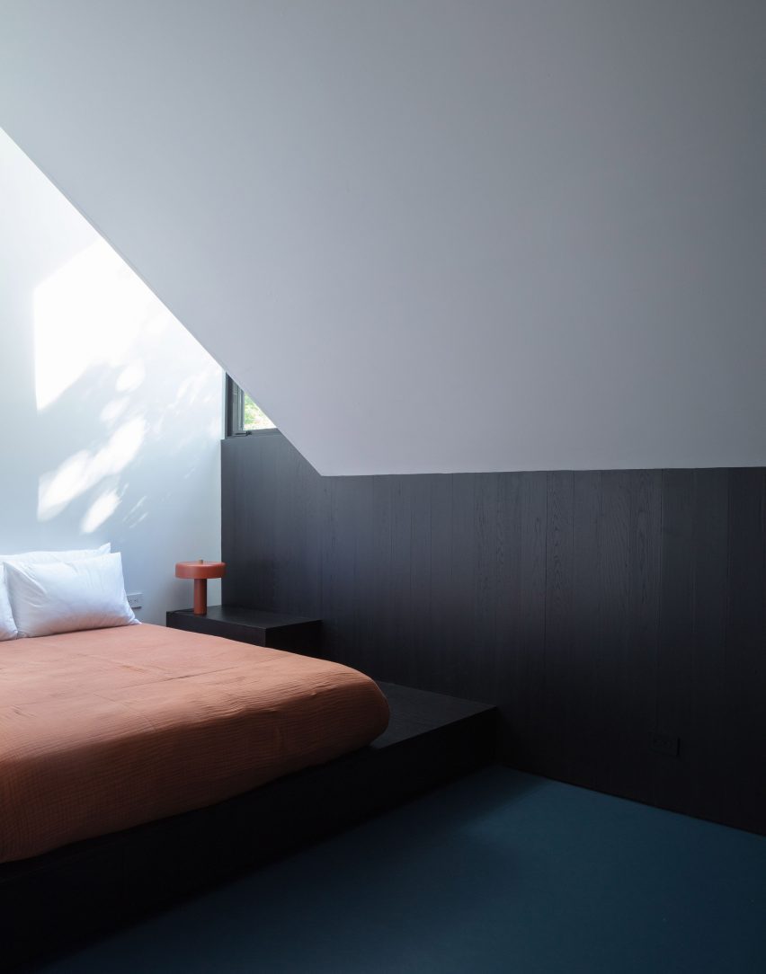 Interior bedroom at the New York farmhouse by Worrell Yeung