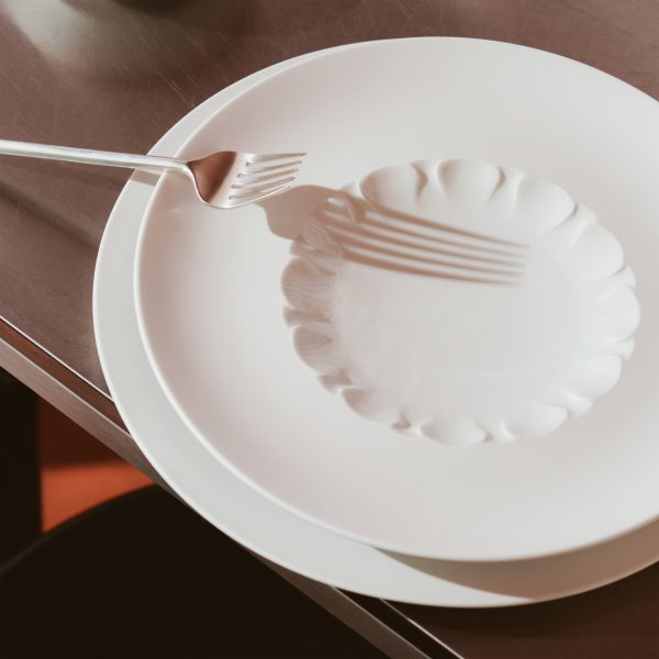 Photo of a white plate by Stefanie Hering Berlin