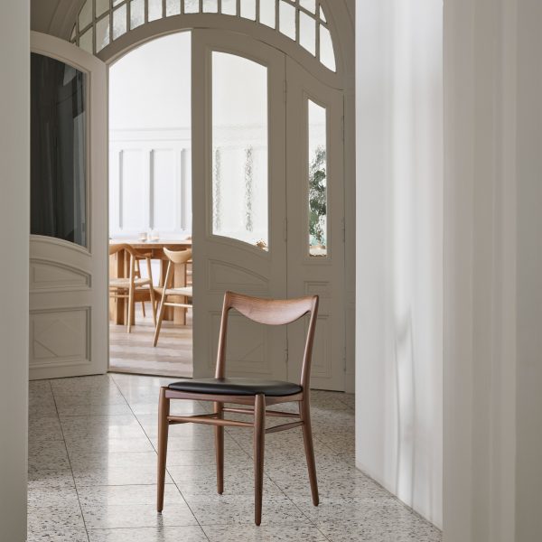 Photo of a wooden chair by Fjordfiesta