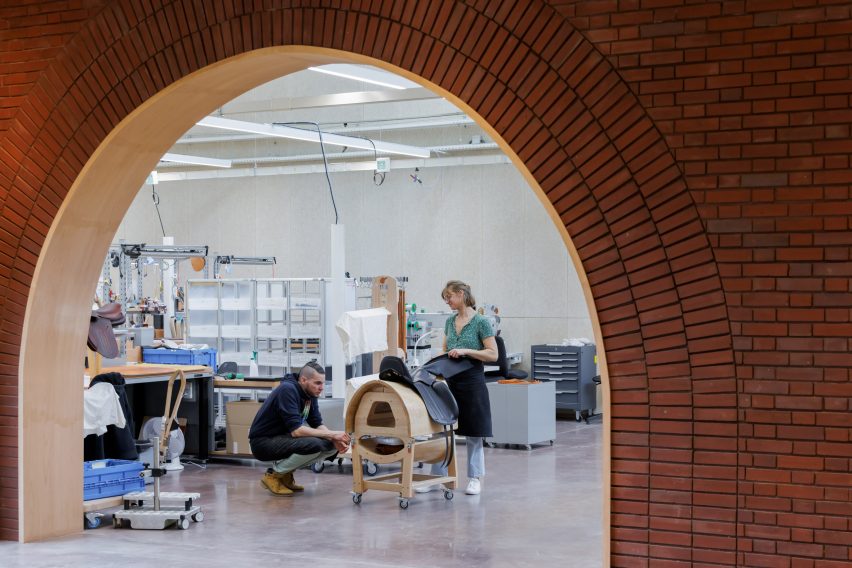 Artisans working in Maroquinerie de Louviers