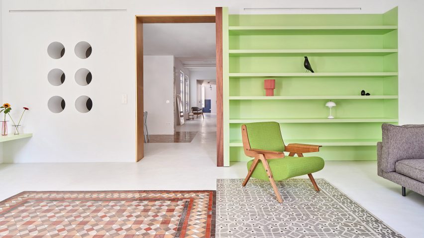 Raúl Sanchez Architects divides Barcelona apartment with 21-metre-long wooden wall