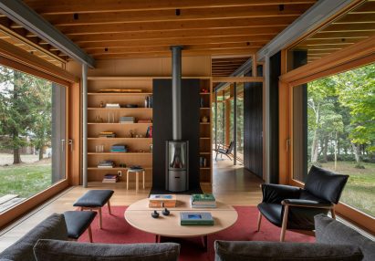 "Covered porch"-style living area in guesthouse