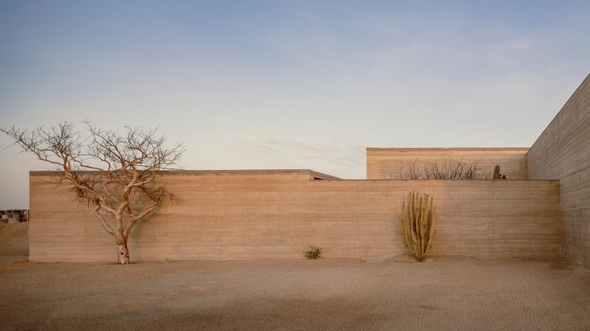 Taller Héctor Barroso uses rammed earth to create Mexican tennis venue