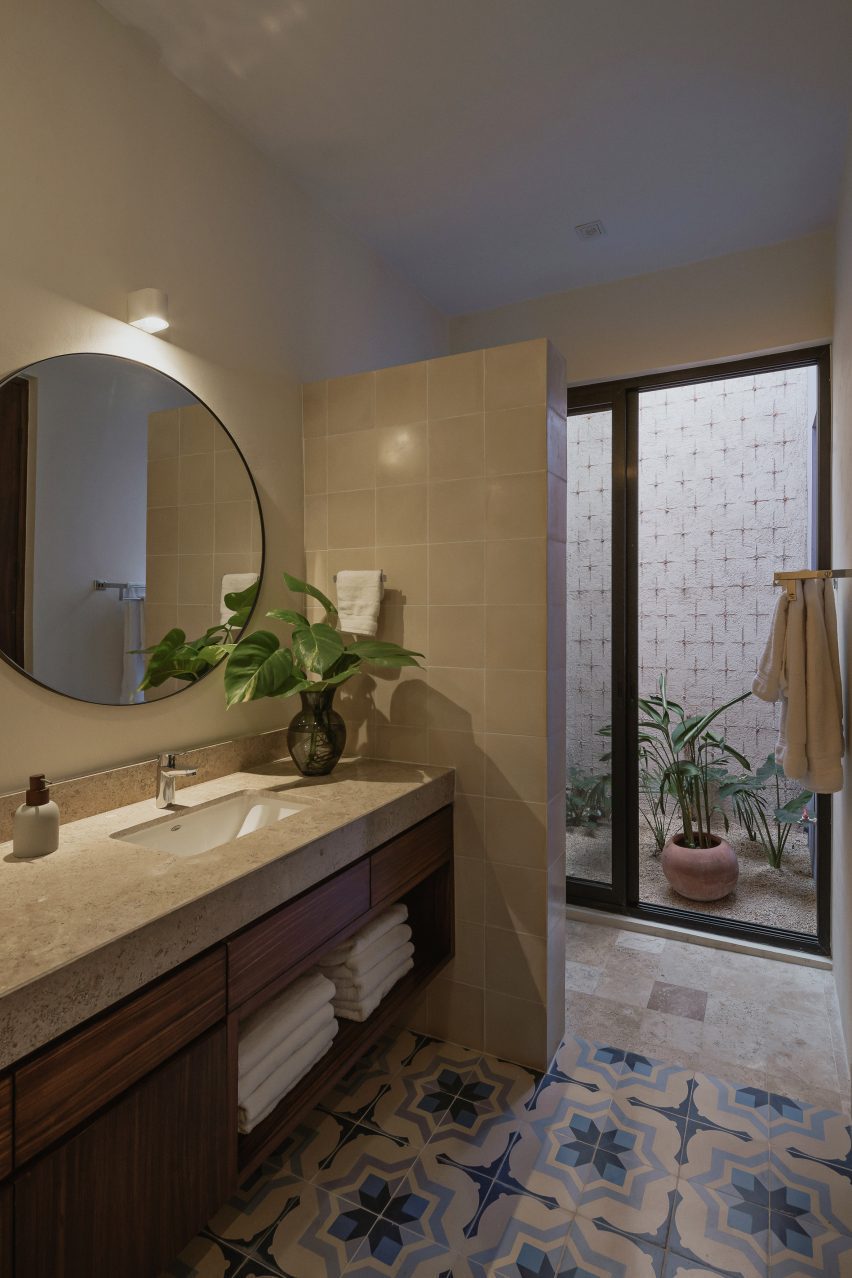 Interior of a bathroom with mosaic floor tiles at Casa Pulpo by Workshop Architects
