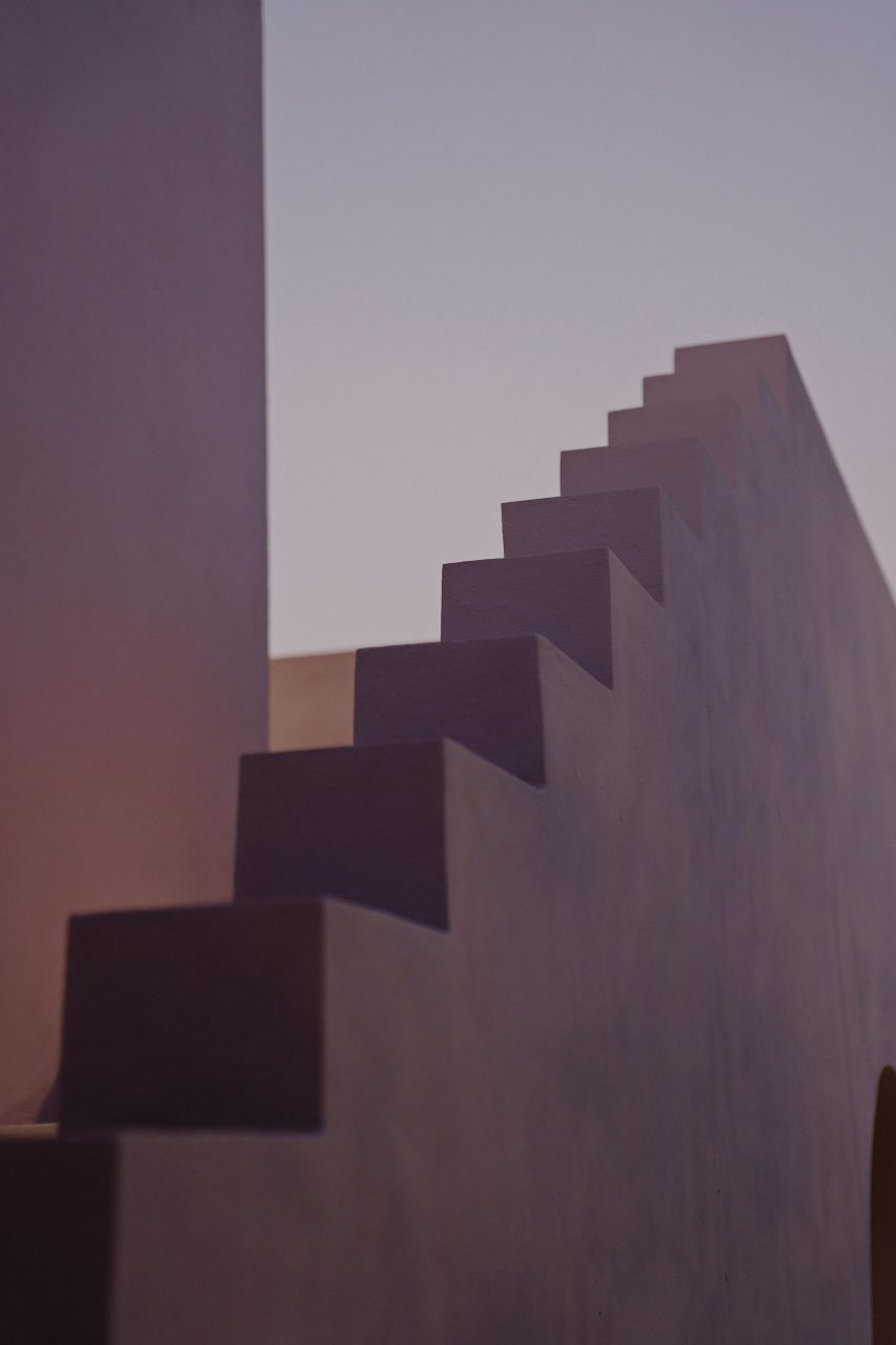 Purple exterior staircase at Casa Pulpo by Workshop Architects