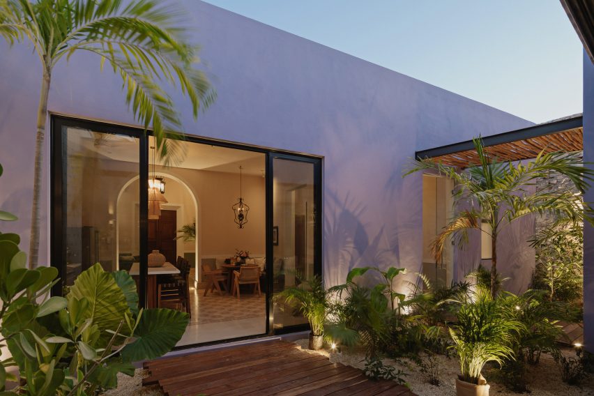 Exterior of the purple Casa Pulpo home by Workshop Architects