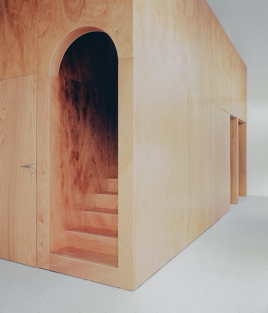 Arched doorway leading to staircase, Cesarin show kitchen by Co.arch Studio