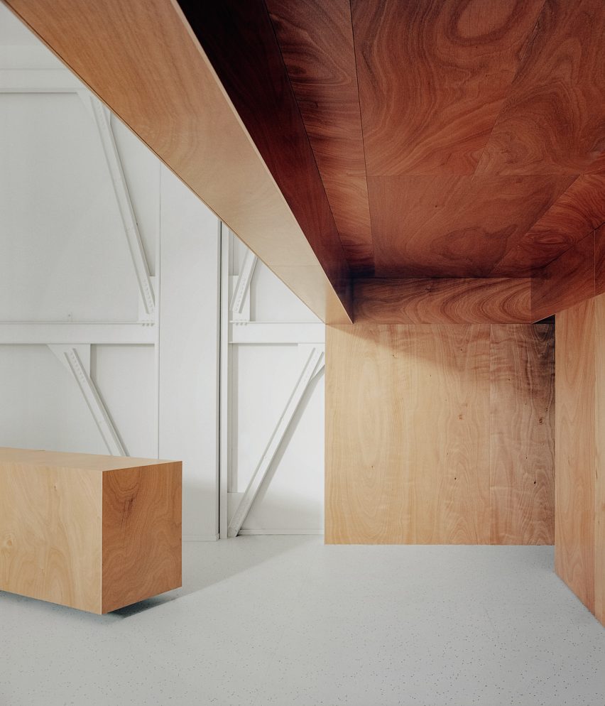 Counter in Cesarin show kitchen by Co.arch Studio
