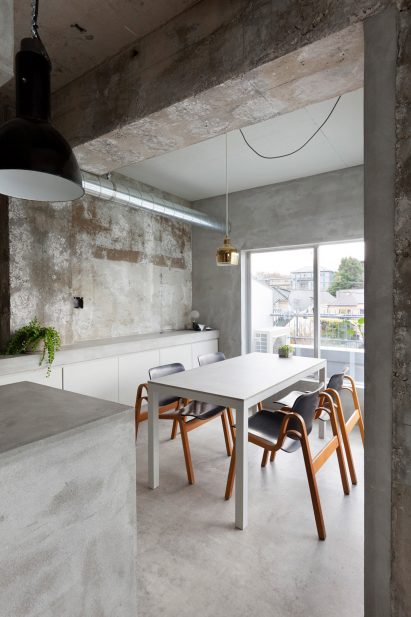Concrete kitchen of House in Jiyugaoka