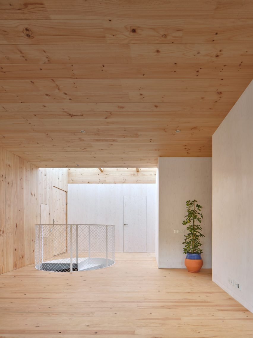 Interior of House on a Brick Base by Agora Arquitectura