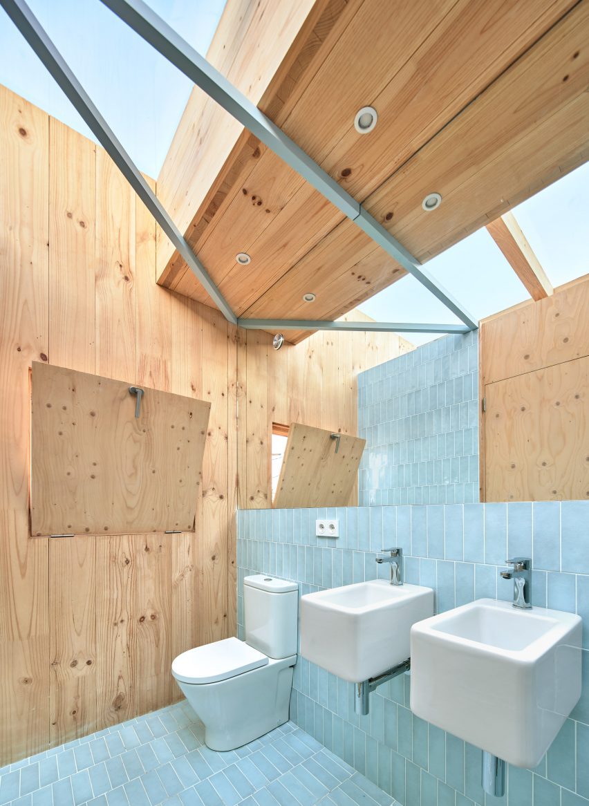 Interior of House on a Brick Base by Agora Arquitectura