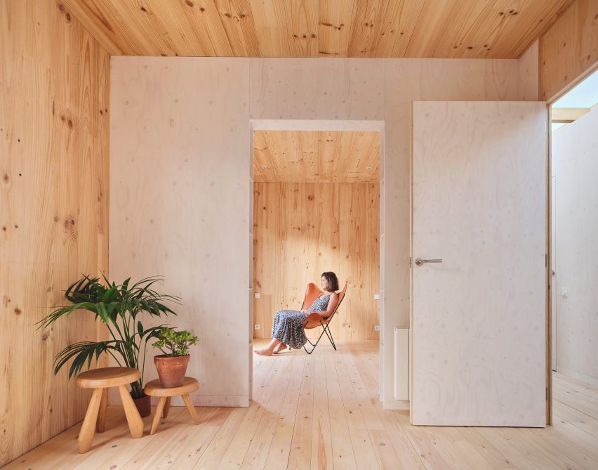 Interior of House on a Brick Base by Agora Arquitectura