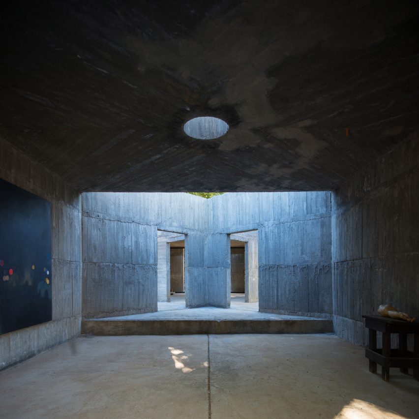 Criss-crossing walls in Luna House by Pezo von Ellrichshausen
