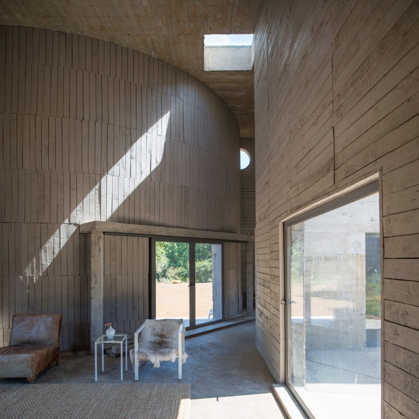 Curved wall in Luna House by Pezo von Ellrichshausen
