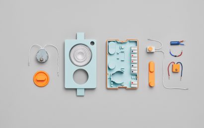 Flatlay photo of the various components of the Ambessa Play flashlight