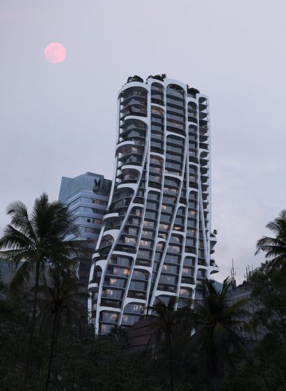Qondesa tower in Quito at night