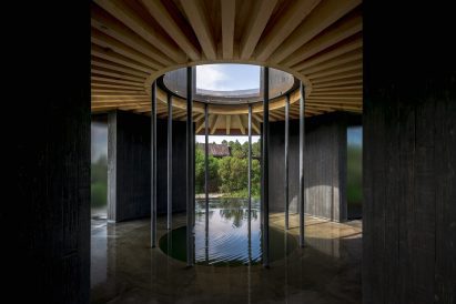 Central pool with four surrounding chambers at bathhouse