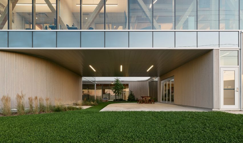 Factory and office by Atelier Guy