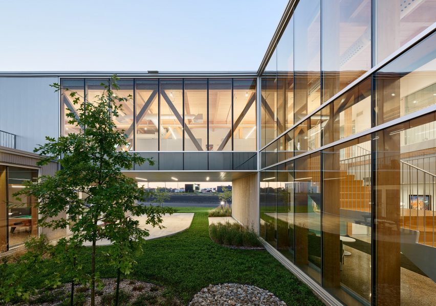 Factory and office by Atelier Guy