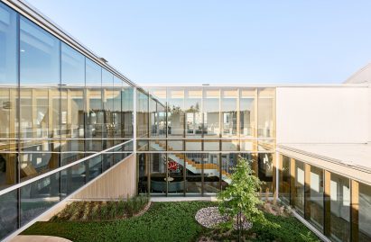 Timber and glass structure by Atelier Guy Architects