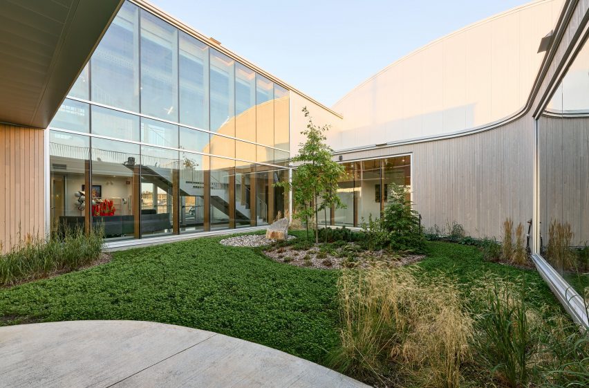Factory and office by Atelier Guy