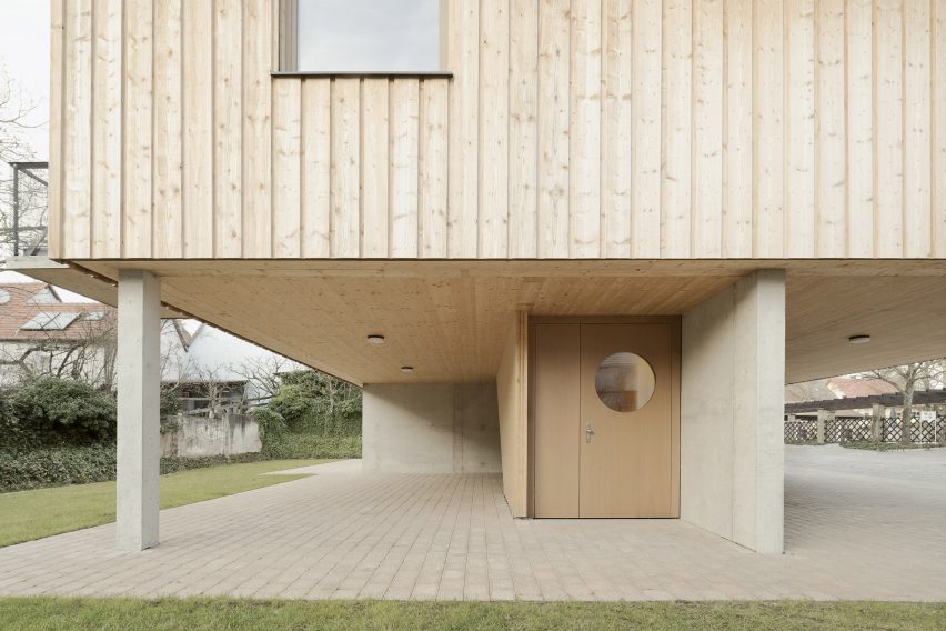Straw Bale House by Atelier Kaiser Shen