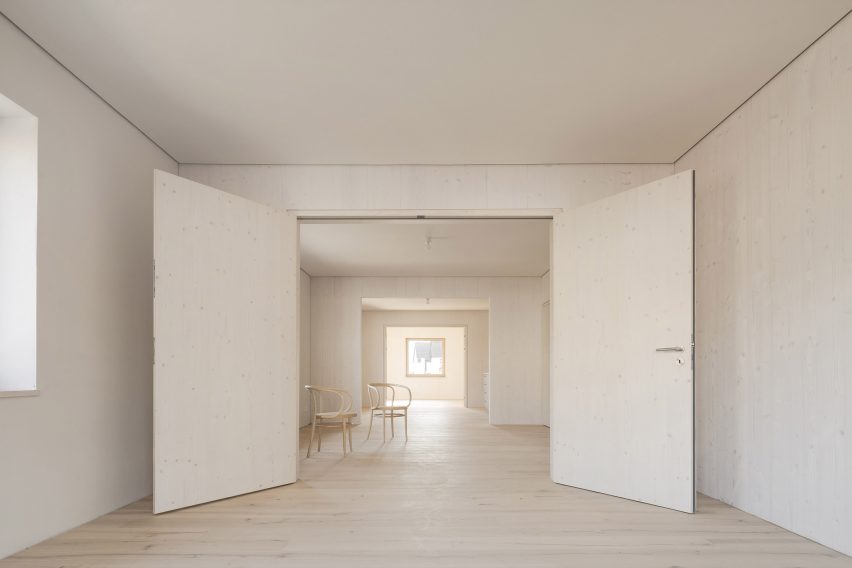 Straw Bale House by Atelier Kaiser Shen