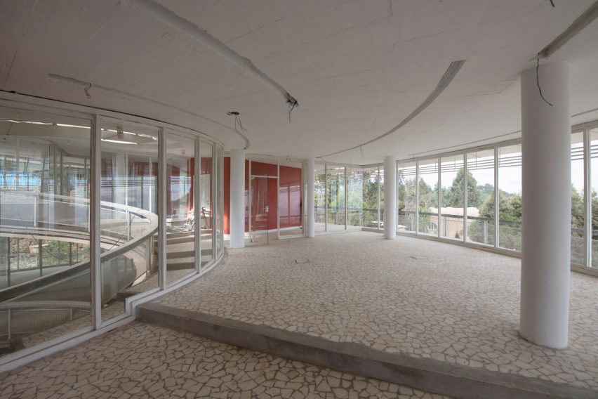 Stepped room with glazed walls overlooking a spiral staircase