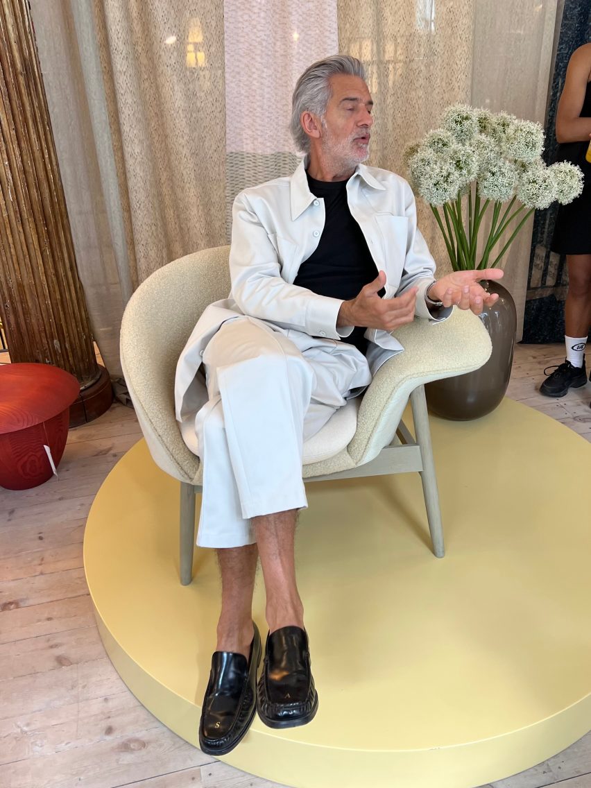 Alfredo Häberli has unveiled his collaboration with furniture brand Warm Nordic where he has reimagined the Arne Jacobsen’s The Fried Egg and Hans Olsen’s Gesture chairs in a series of six playful colours and finishes.
