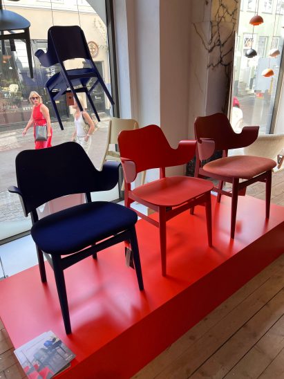 Alfredo Häberli has unveiled his collaboration with furniture brand Warm Nordic where he has reimagined the Arne Jacobsen’s The Fried Egg and Hans Olsen’s Gesture chairs in a series of six playful colours and finishes.