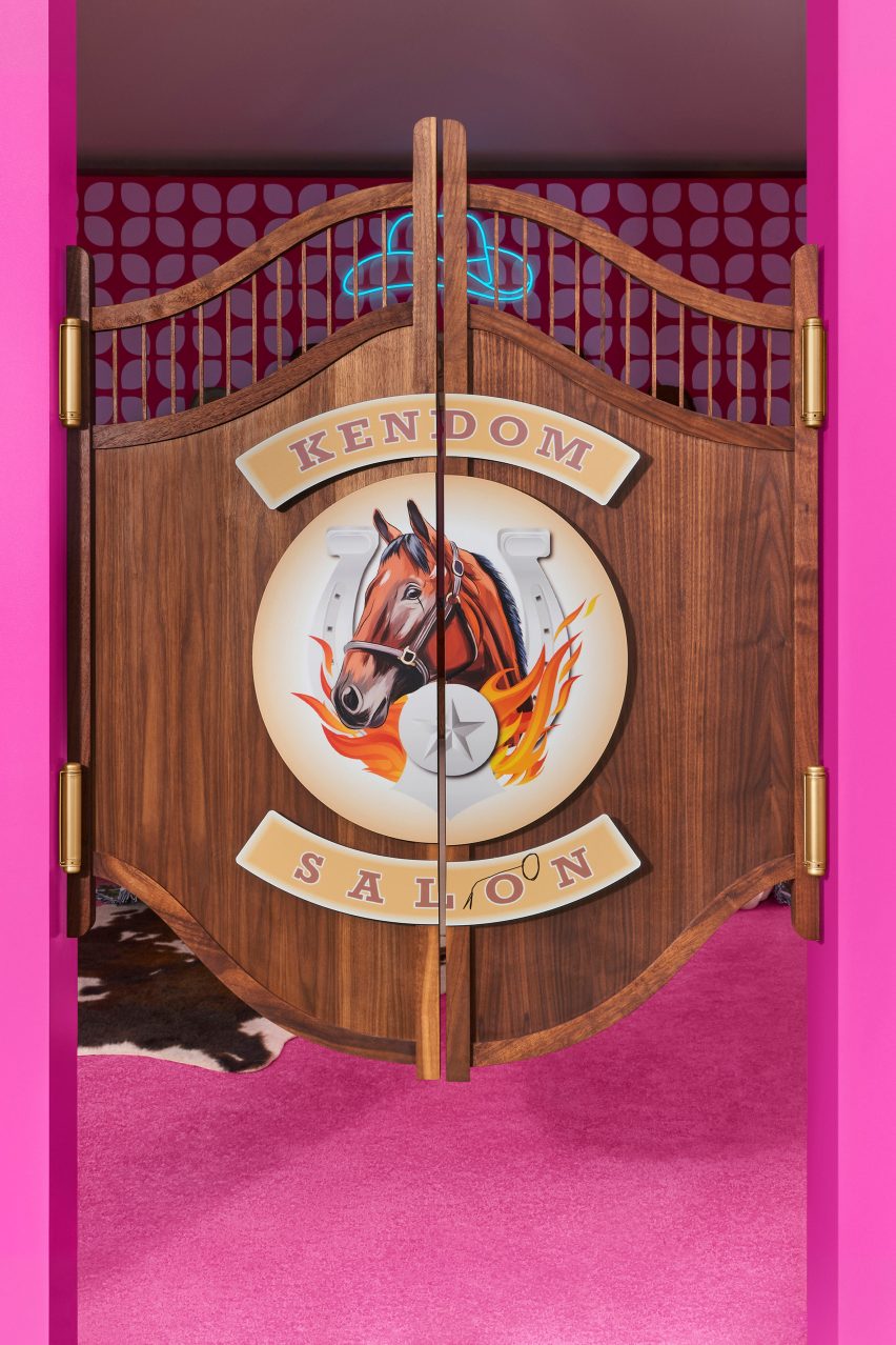 Kendom saloon door