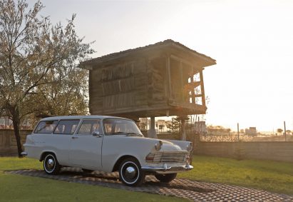 Image of a car in front of a Serender house