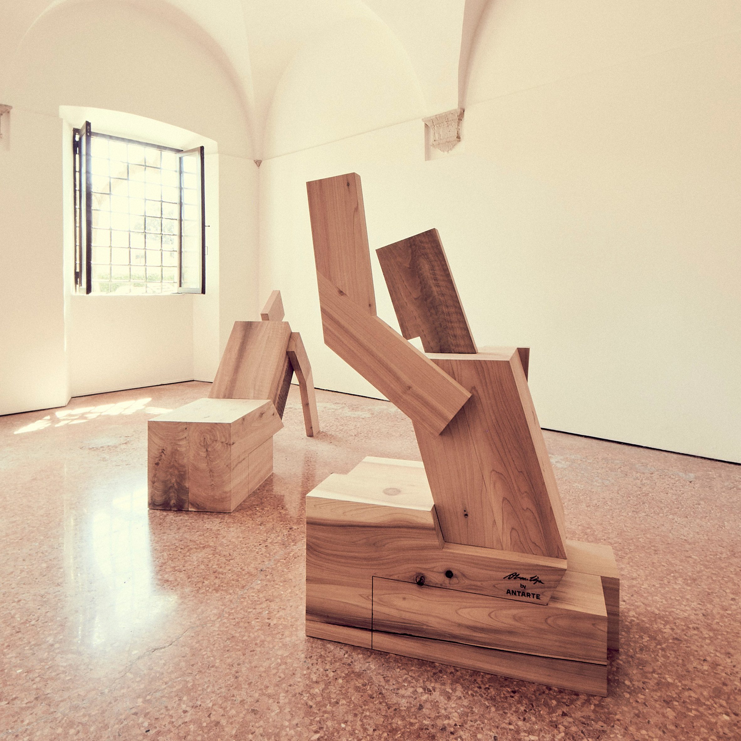 アート・デザイン・音楽 Alvaro Siza Álvaro Siza creates wooden figures for Holy See pavilion