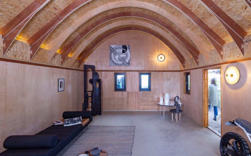Private art gallery shaped like a barn in rural Hertfordshire by Boano Prišmontas
