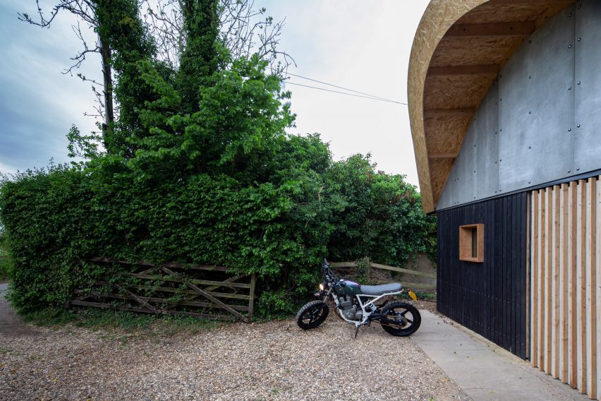 Private art gallery shaped like a barn in rural Hertfordshire by Boano Prišmontas