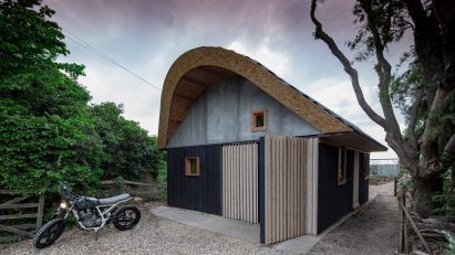 Art gallery shaped like a barn by Boano Prišmontas