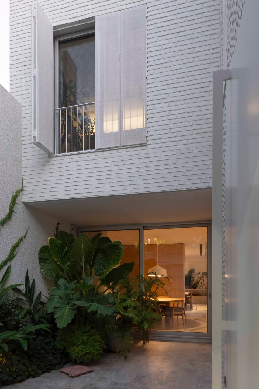 Casa Vedia by BHY Arquitectos