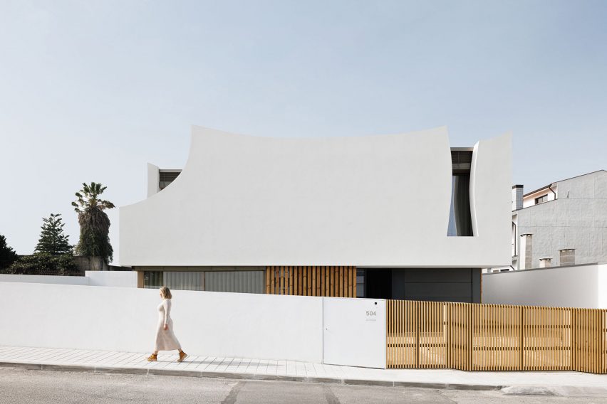 Exterior of Casa Pátios de Pétalas by Sandra Micaela Casinha Atelier
