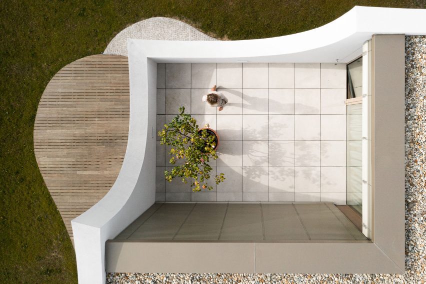 Exterior of Casa Pátios de Pétalas by Sandra Micaela Casinha Atelier