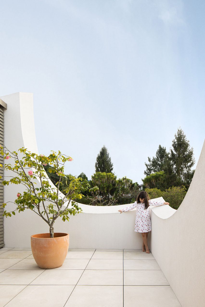 Exterior of Casa Pátios de Pétalas by Sandra Micaela Casinha Atelier